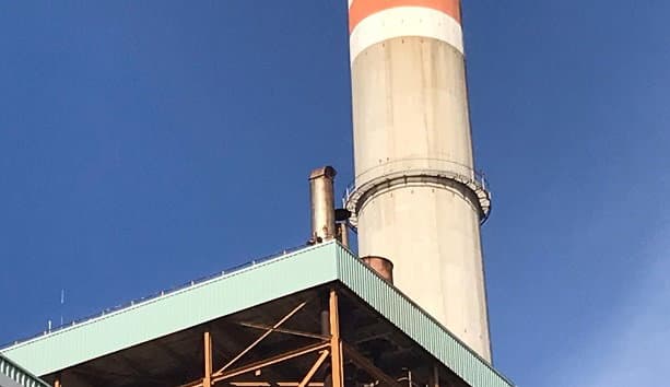 Promesse disattese: il lavoratore torna ad arrampicarsi sul tetto dell'Enel - FOTO