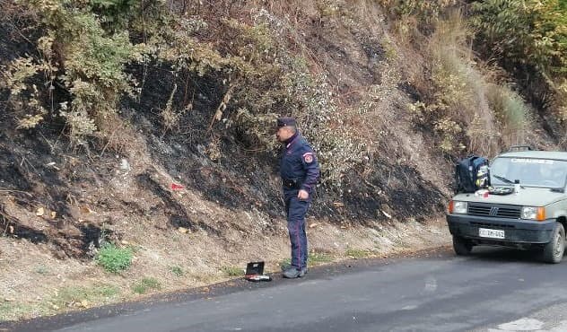 Incendio boschivo doloso. Ripreso mentre appicca il fuoco