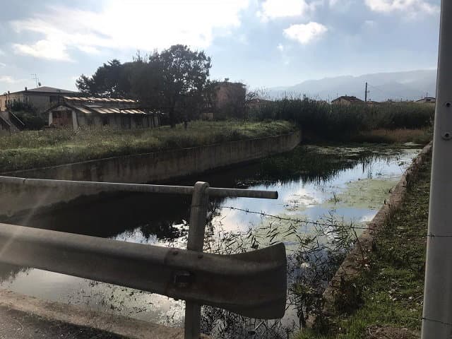 Incastrato nel fango, i carabinieri salvano un uomo finito in un fosso a Momena