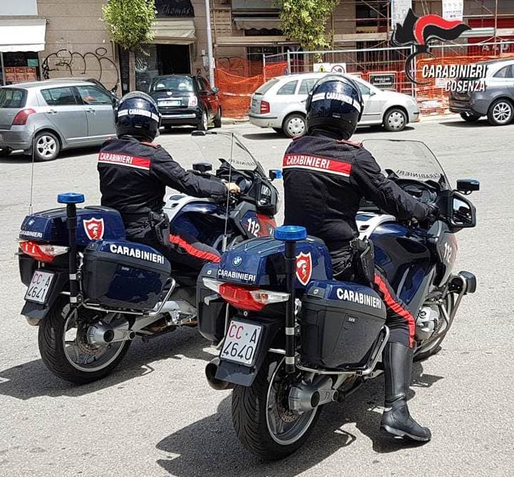 Sorpreso a vendere stupefacenti, 19enne arrestato dai Carabinieri