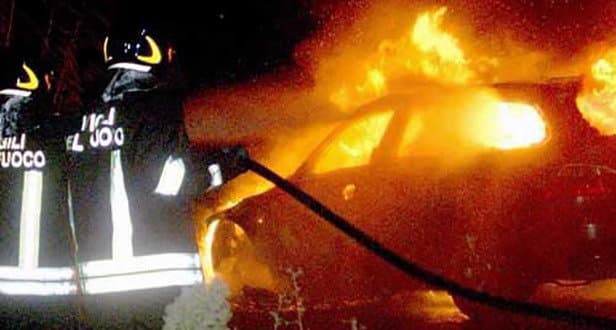 Inferno di fuoco nella notte. A Corigliano sei auto avvolte dalle fiamme