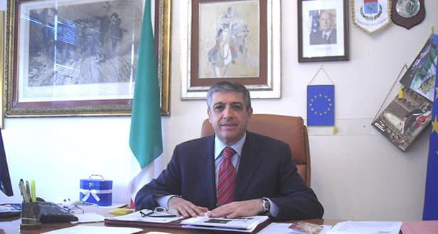 Atti incendiari a Cassano Jonio, il sindaco Papasso "fa il pompiere"