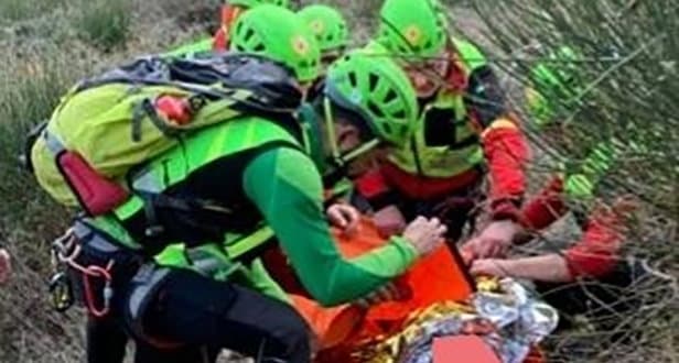 Attimi di paura per un escursionista scivolato lungo un dirupo