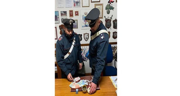 Nascondeva le foto sul cellulare: arrestato con oltre 450 gr di Marijuana