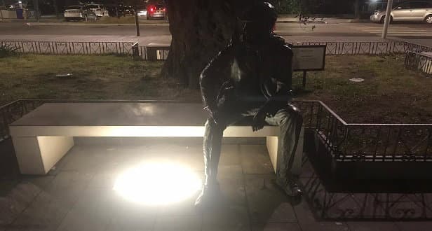 La bellezza sfregiata: sparita la statua del cagnolino in piazza Le Fosse