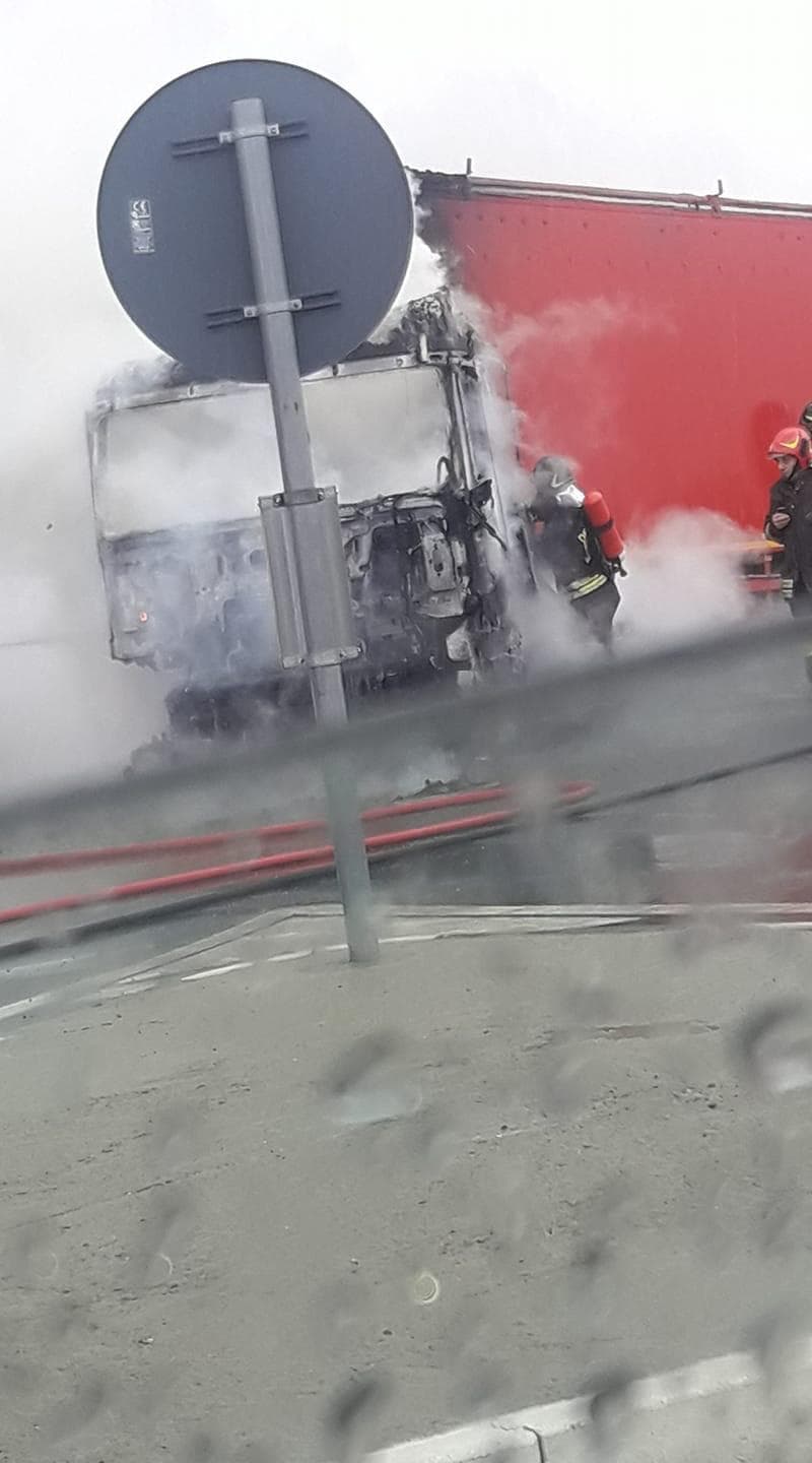 Paura sulla 106: Tir in fiamme all'altezza di Contrada Foresta - VIDEO