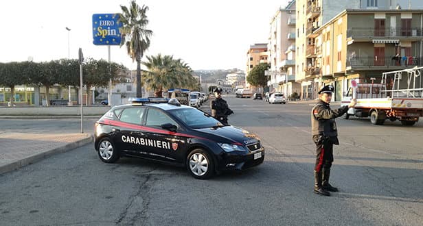In giro con documenti falsi per sfuggire al mandato di cattura europeo. Arrestato