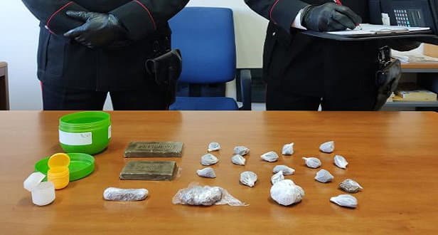 Girava per strada con la tracolla piena di droga: arrestato dai carabinieri