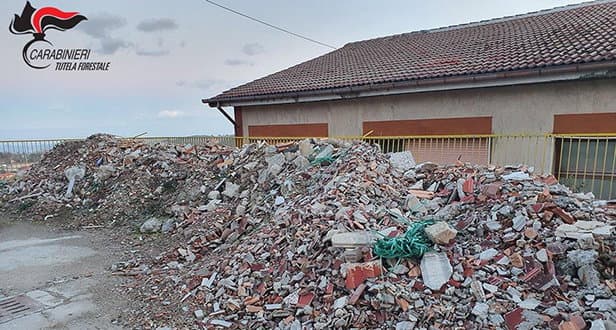 Discarica di inerti nella scuola: deferita una ditta edile