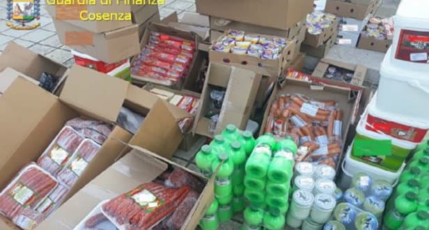 A Roseto le fiamme gialle eseguono un maxi sequestro di generi alimentari