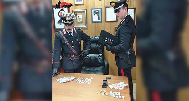 Hashish e marijuana tra i banchi di scuola: denunciato uno studente