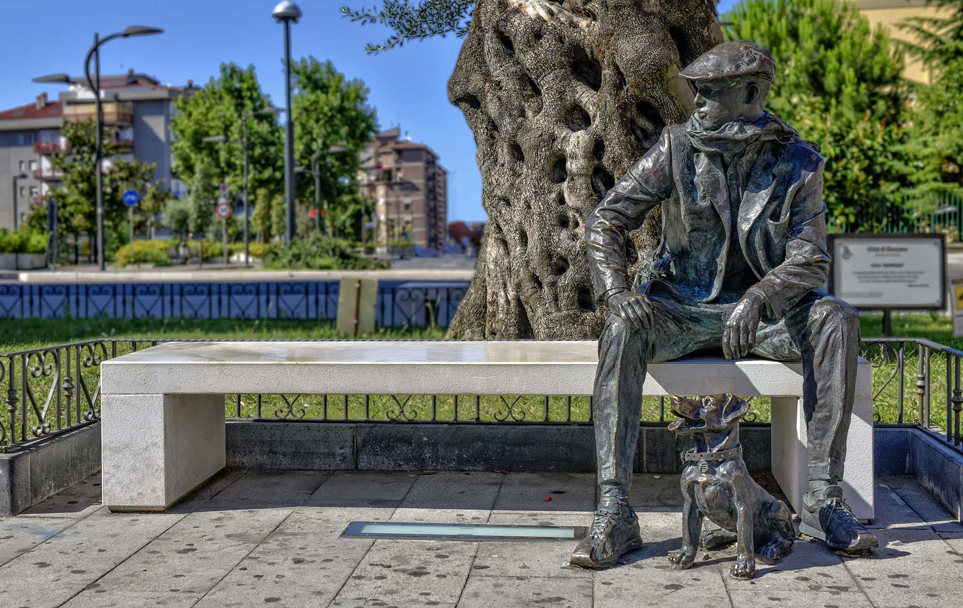 Il cagnolino sta bene. La verità sul "bronzetto" di piazza Le Fosse