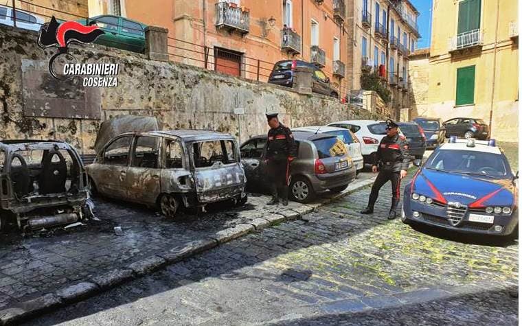 Auto incendiate nella notte, Carabinieri denunciano tre persone