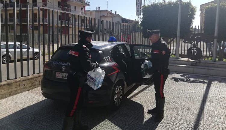 Da soli e senza acqua da bere: Carabinieri aiutano una coppia di anziani in difficoltà a Schiavonea