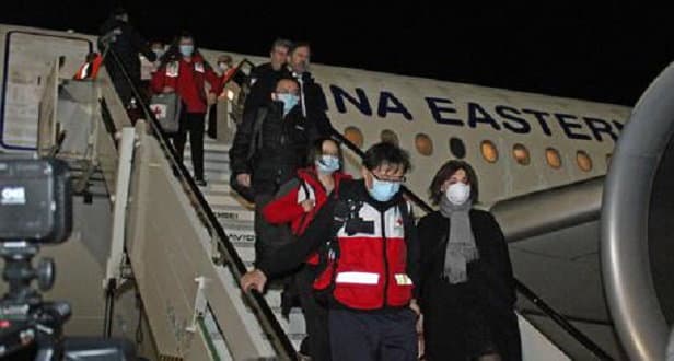 Atterato l'aereo con i medici arrivati dalla Cina. Con loro tonnellate di aiuti sanitari