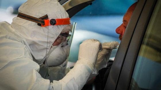 Coronavirus, dimezzati i nuovi positivi: 880 da ieri. Morti in calo (604) e si riducono anche i ricoveri in terapia intensiva