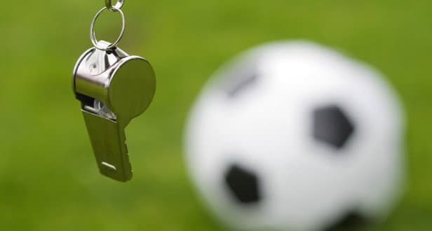 Il pallone nel caos: sarà un calcio d'inizio o un triplice fischio?