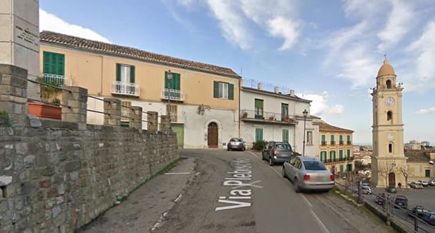 Due auto pirata tamponano una donna e scappano. Scattano le indagini