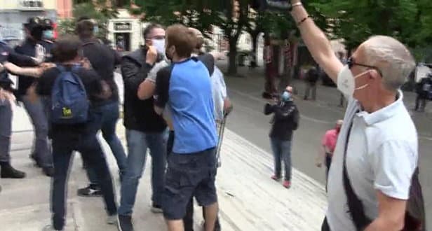 Tensione a Cosenza: lavoratori allo stremo tentano di entrare in Prefettura