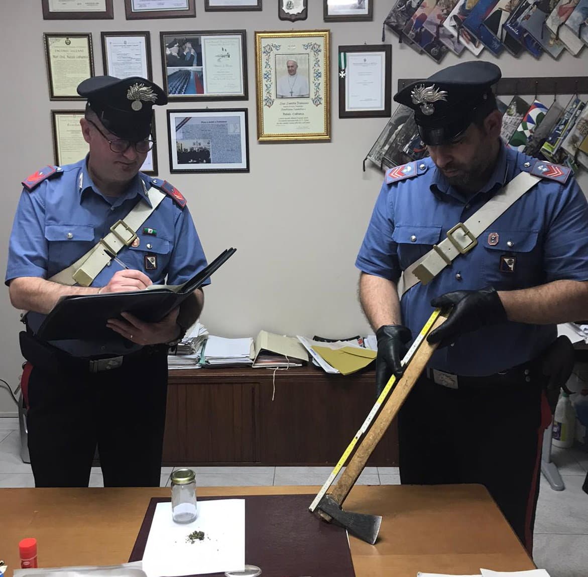 I carabinieri lo trovano con un'ascia in mano mentre tentava di aggredire la sorella