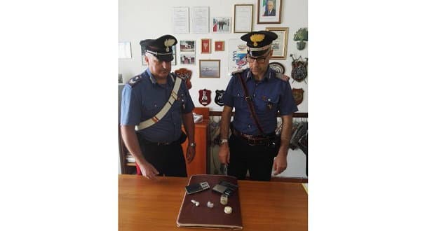 Donna nascondeva l’eroina in casa fra i vestiti: arrestata dai Carabinieri