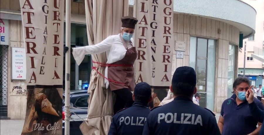 La battaglia di Giovanna che si ammanetta contro la chiusura della sua gelateria a Cosenza