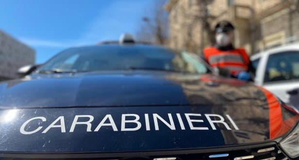 Ritrovano per strada una borsa con 500 euro e la riconsegnano ai carabinieri