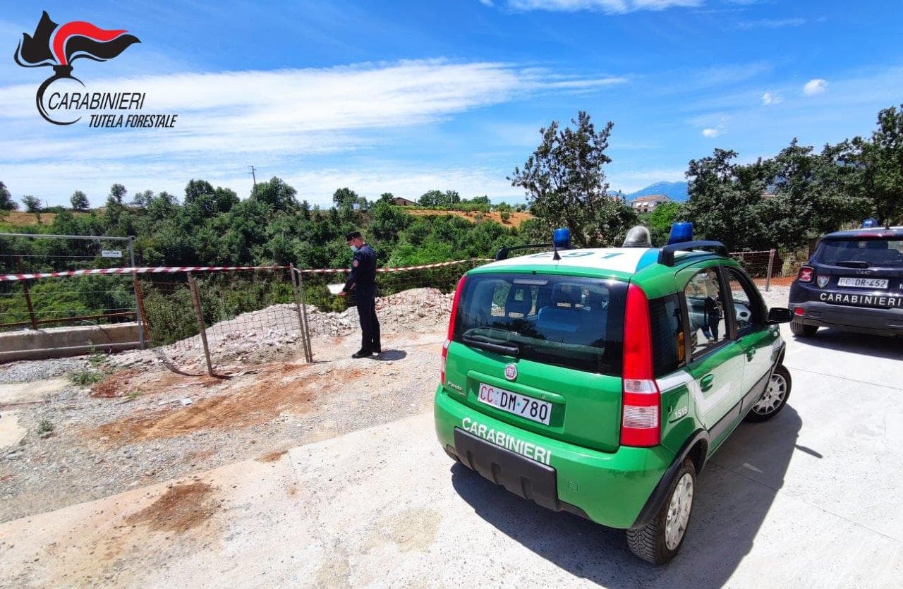Denunciato il titolare di una ditta a Firmo per abbandono di rifiuti