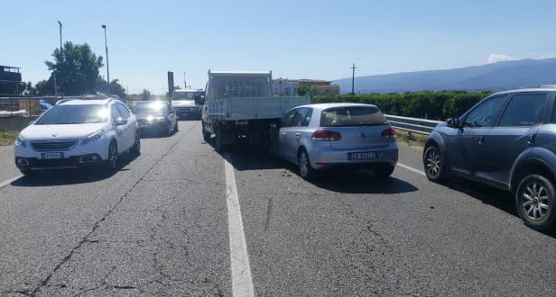 Incidente sulla SS106: ferite lievemente una donna e una bambina