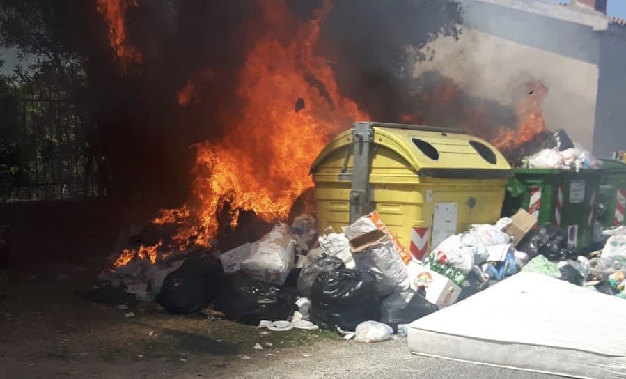 Immondizia in fiamme a Corigliano Rossano