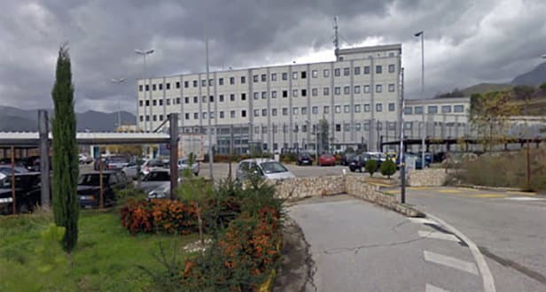 Aggressione violenta nel carcere di Castrovillari: ferito un agente penitenziario