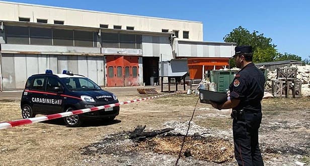 Incendiavano rifiuti, denunciati un imprenditore e due suoi operai