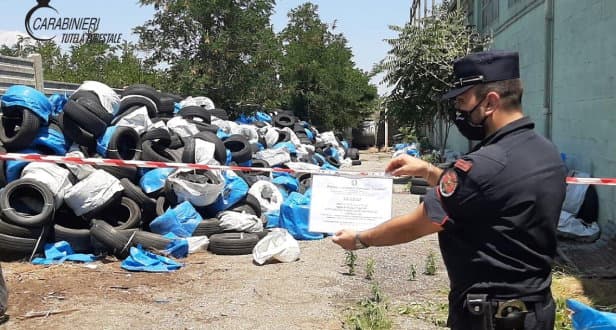 Sequestrati pneumatici fuori uso nel piazzale di un capannone abbandonato