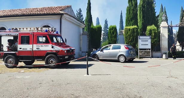 Incendio a Rossano, le fiamme insidiano la zona storica del cimitero cittadino