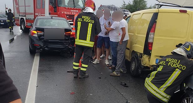 Asfalto viscido: maxi tamponamento sulla statale 106 nella zona industriale di Corigliano