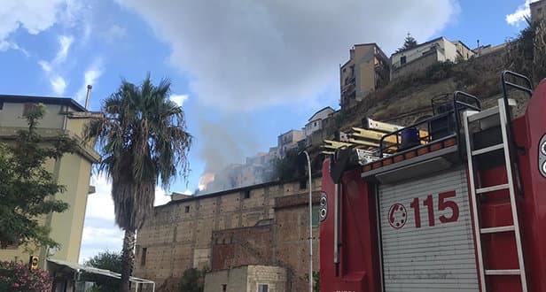Rossano centro storico, un incendio lambisce le case del Ciglio della Torre. Paura tra i residenti