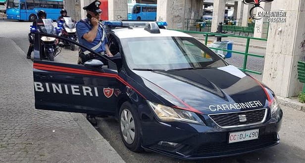 Consuma delle bevande alcoliche senza pagare ed aggredisce due donne: arrestato
