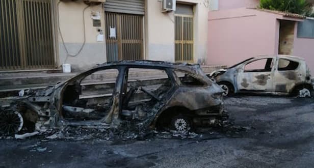 Un'altra auto in fiamme nella notte: non ci sarebbe dolo
