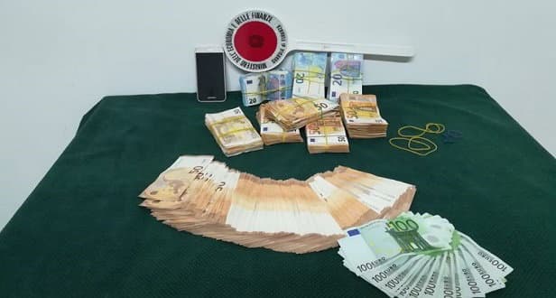 Sequestrati ben 74.000 euro occultati all’interno di un’autovettura