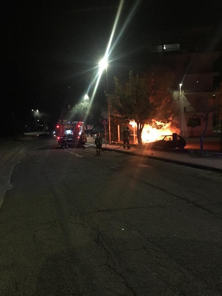 Parcheggia l'auto e va a fuoco. Paura ieri sera su via Berlinguer a Corigliano
