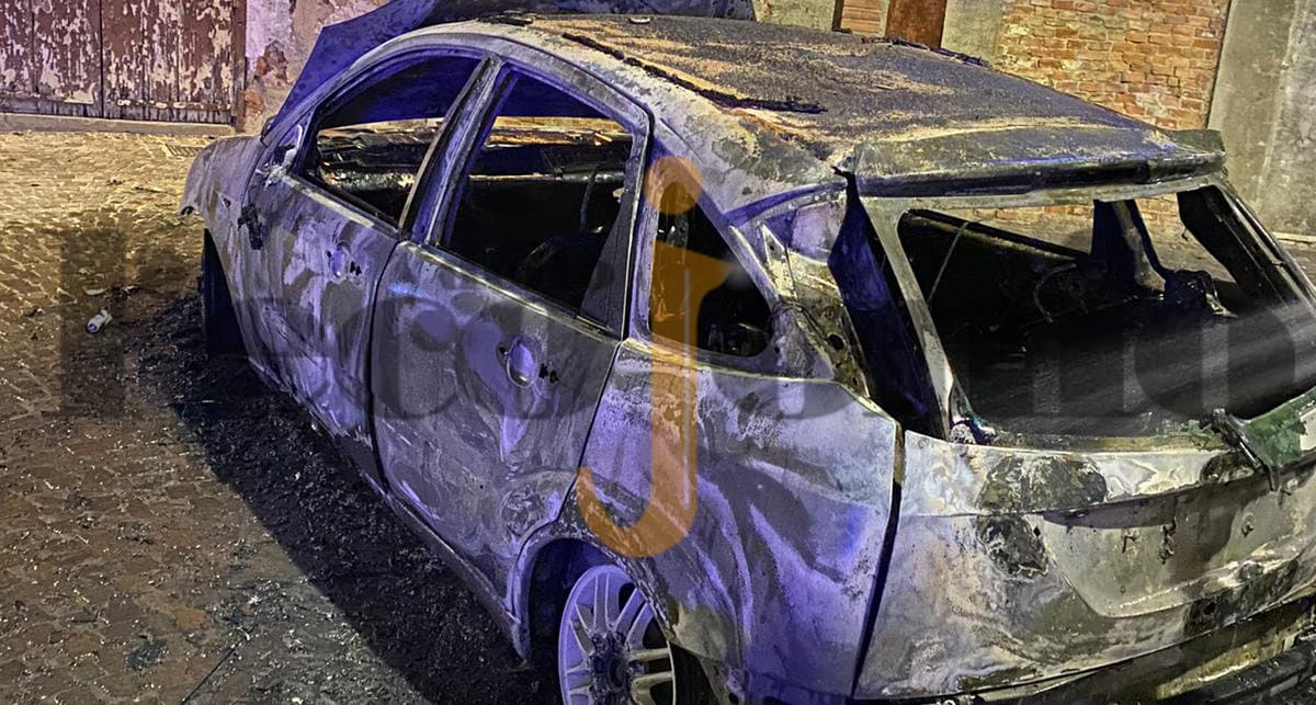 Giallo a Corigliano: a fuoco un auto con una bombola dentro. Si cerca il proprietario