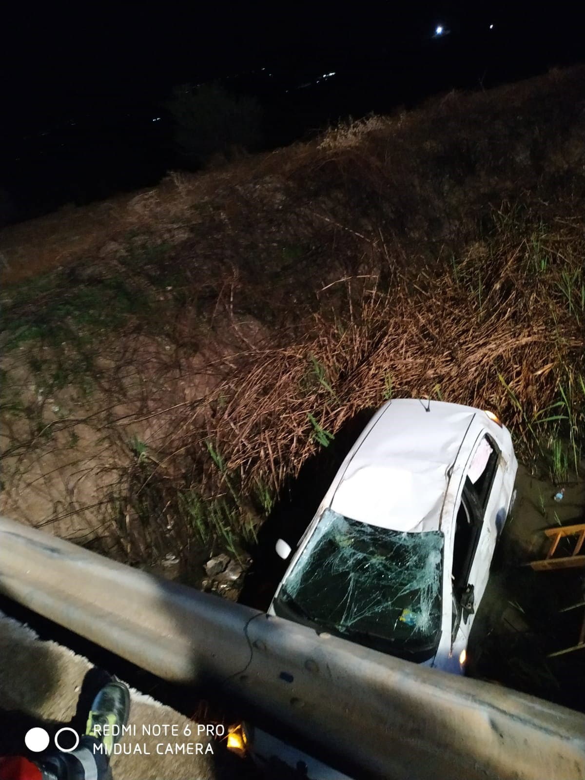 Rocambolesco incidente a Lauropoli: auto finisce in una scarpata. Conducente illeso