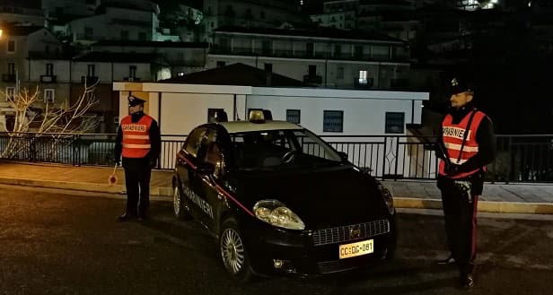 Coriglianese di 38 anni impone alla figlia 11enne di lanciare la cocaina dal balcone: arrestato