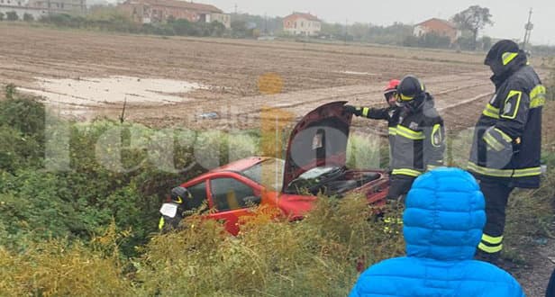 Corigliano-Rossano, incidente a Villaggio Frassa: auto finisce nella scarpata