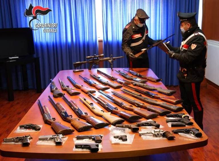Furto con spaccata: i carabinieri recuperano buona parte delle armi