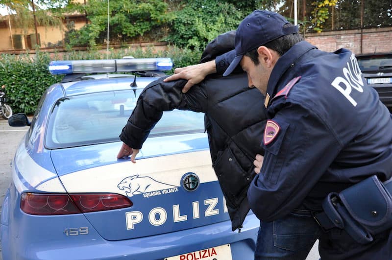 Beccato a confezionare e spacciare droga, arrestato giovane pusher a Corigliano-Rossano