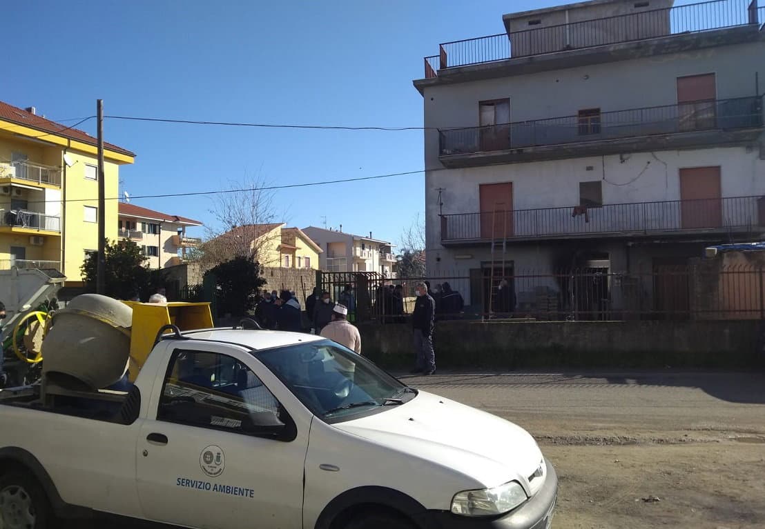 Clandestini occupano un palazzo a Schiavonea. In corso lo sgombero delle forze dell'ordine