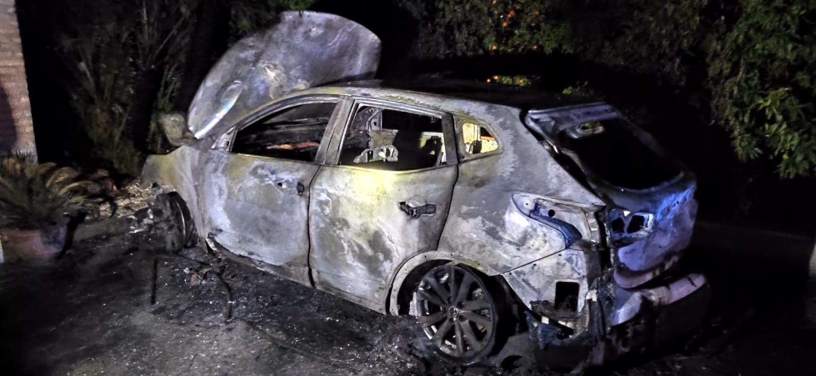 Corigliano-Rossano, un'altra auto incendiata nella notte. Questa volta a Ministalla