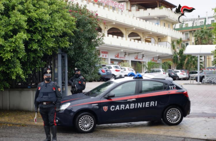 Corigliano-Rossano: ubriaco ruba superalcolici dalla Conad e scappa. Arrestato dai Carabinieri