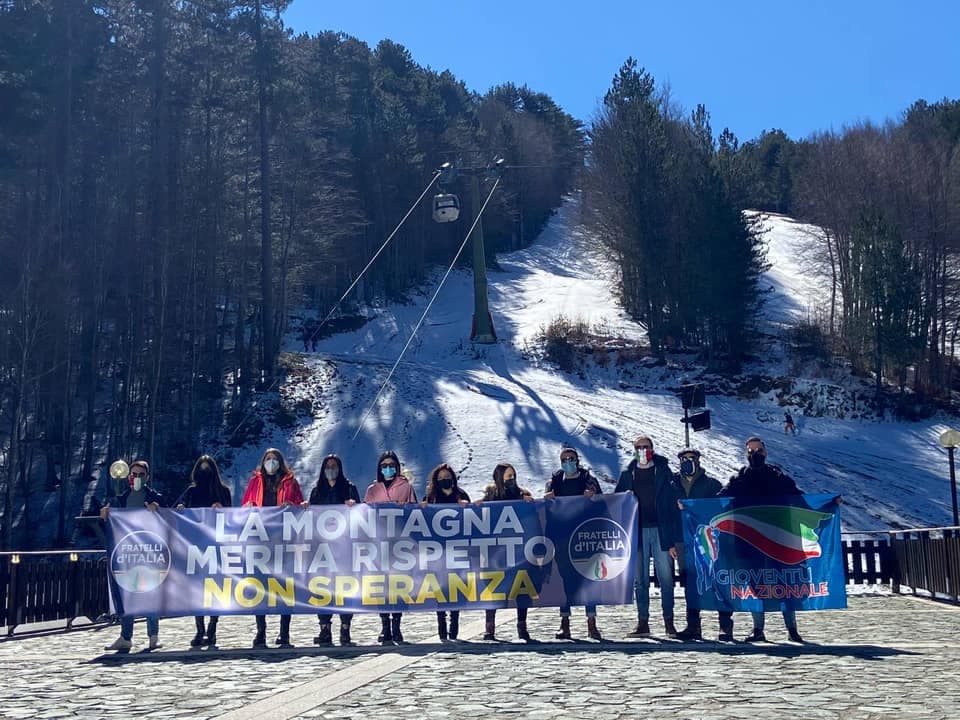 Sit-in di Fratelli d'Italia a Camigliatello per dimostrare vicinanza agli operatori della montagna